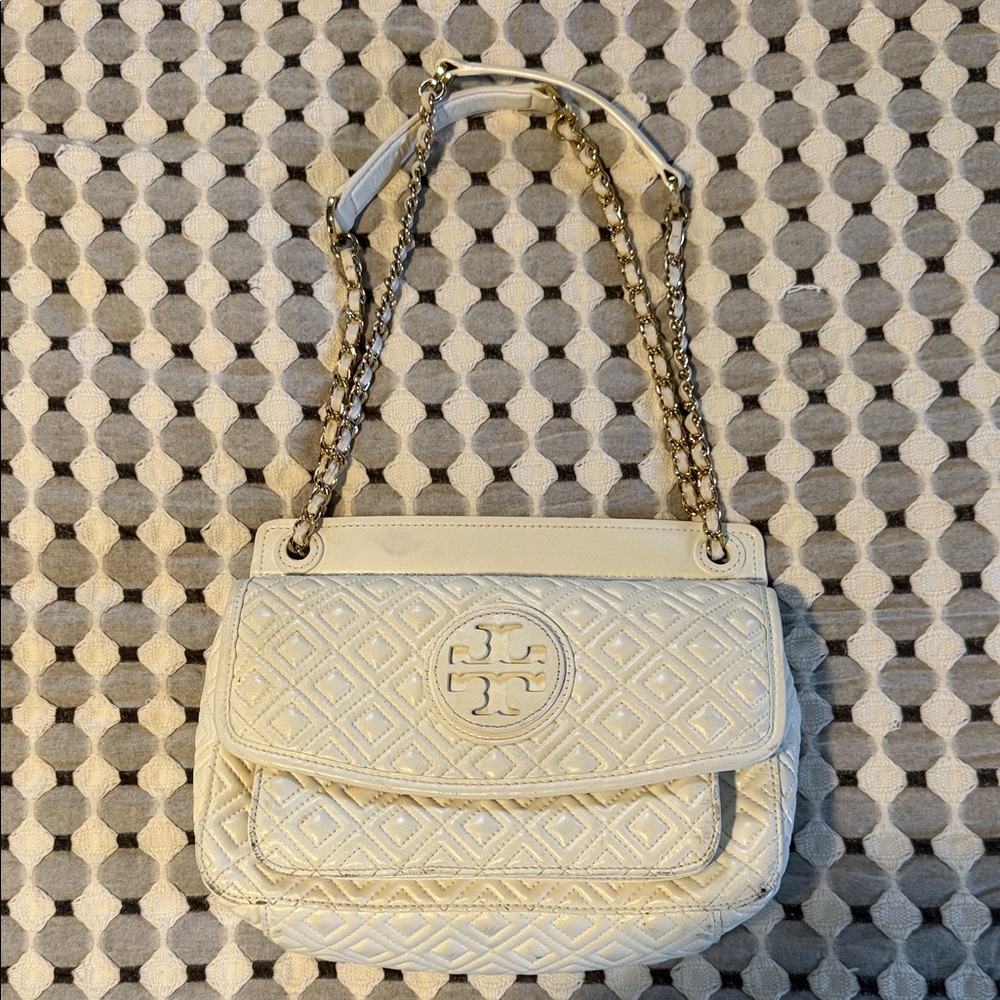 Tory Burch Cream Quilted Shoulder Bag with Gold Chain